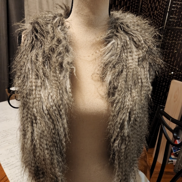 GIRLS FUR VEST size 7/8 - Picture 3 of 5